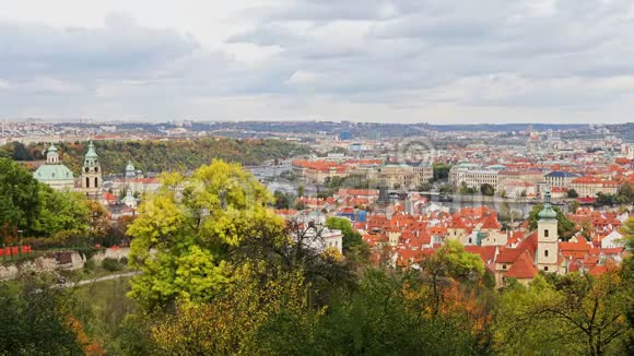 在布拉格捷克共和国的旧城镇建筑与红色屋顶的空中延时视图圣维特大教堂视频的预览图