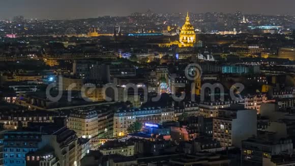 巴黎夜晚屋顶上的空中全景视频的预览图