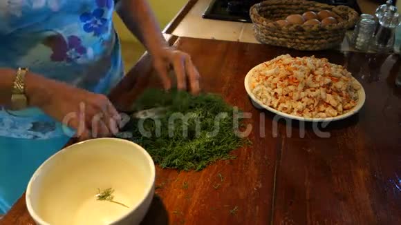 一位厨师在做龙虾蛋饼视频的预览图