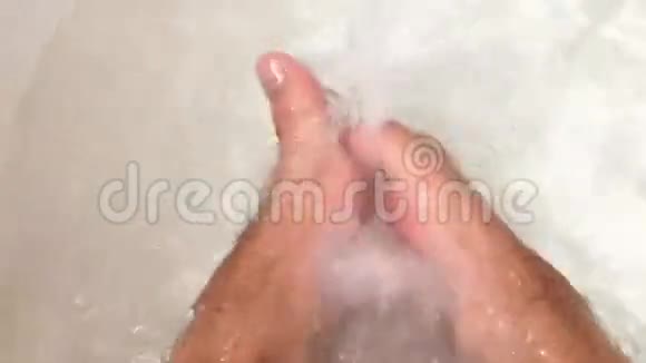 男人的脚在洗澡时拍手视频的预览图