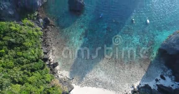 假期的空中拍摄写在沙滩上人们在海滩上放松视频的预览图