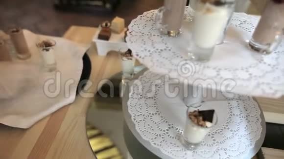 餐厅的自助餐服务员把甜点放在盘子里视频的预览图