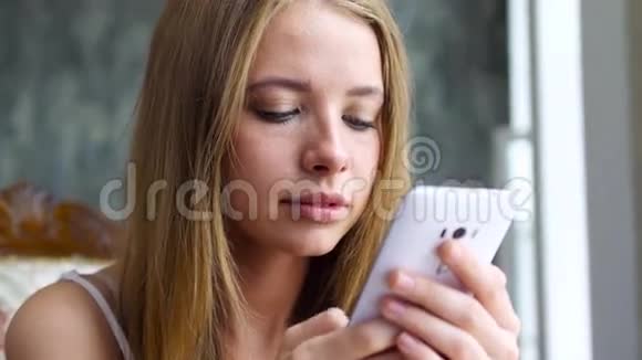 充满活力的女孩在智能手机上打字信息视频的预览图