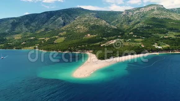 克罗地亚Brac岛上ZlatniRat的鸟瞰图视频的预览图