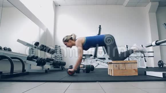 女子健身运动与健身操轮滚轮视频的预览图