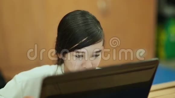 越南女孩在笔记本电脑上工作视频的预览图