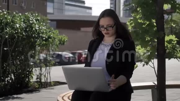 公园里有笔记本电脑的女商人视频的预览图
