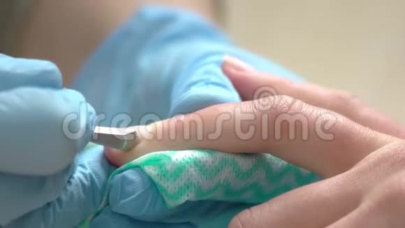 医生给年轻女人清洗指甲视频的预览图