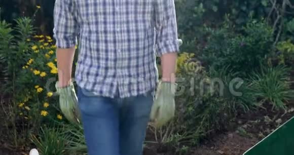 男人双臂交叉站在花园里视频的预览图