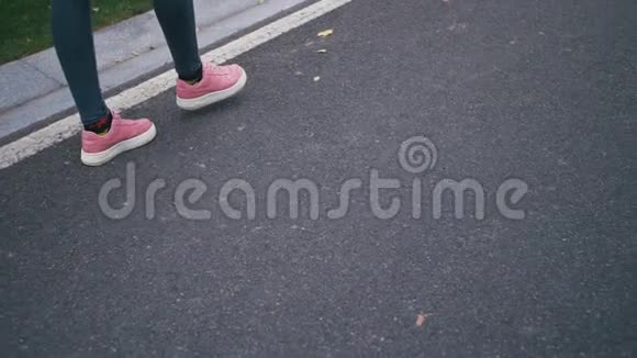 年轻漂亮的金发时髦女子在路上慢吞吞地走着滑板长板视频的预览图