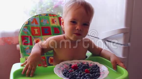 孩子吃成熟的浆果视频的预览图