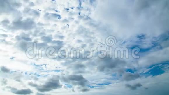 白天的天空有蓬松的云彩视频的预览图