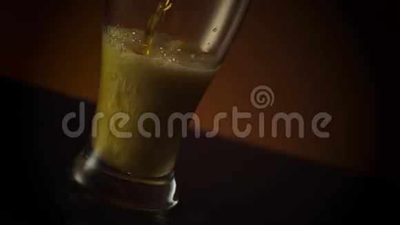 深色琥珀啤酒杯视频的预览图