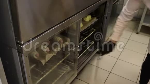 在烹饪店做饭做面团卷饼和椒盐卷饼视频的预览图