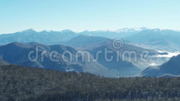 冬天的山林从上面看是一道美丽的风景俄罗斯视频的预览图