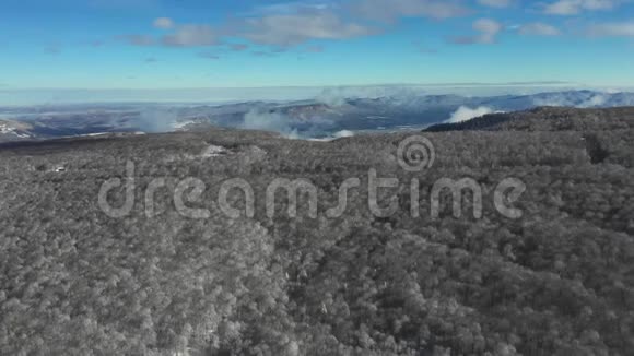 冬天的山林从上面看是一道美丽的风景俄罗斯视频的预览图