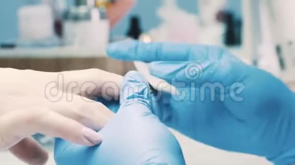 美甲医生在美容院用指甲锉去指甲油视频的预览图