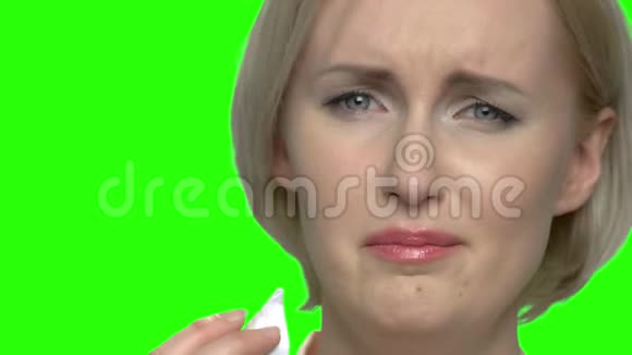 令人不安的哭泣的白种人女人的脸紧闭视频的预览图