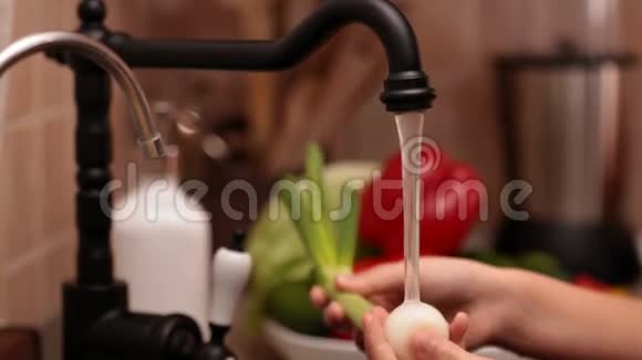 小女孩洗手洗葱视频的预览图