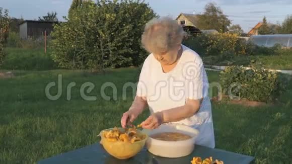 一位年长的女士把蘑菇分开视频的预览图