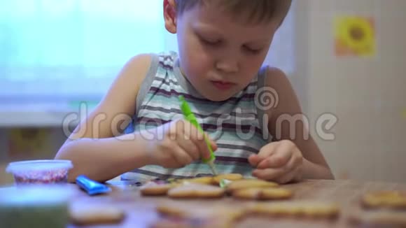 家庭录像快乐的孩子在家里厨房做饼干视频的预览图
