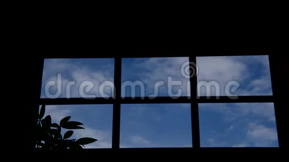 时间从一扇白云和蓝天的厨房窗户流逝视频的预览图