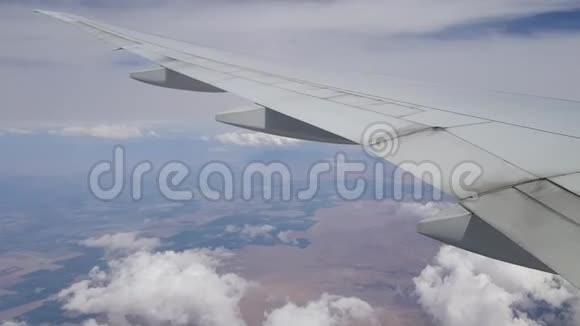 空中飞机飞越蓝天视频的预览图