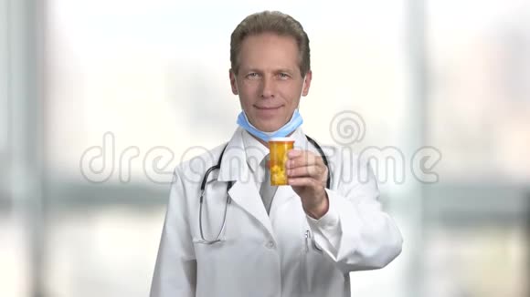 医生在诊所给药瓶视频的预览图