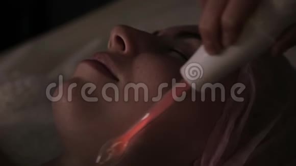 美丽的女人在黑暗中有一个电动按摩手术视频的预览图