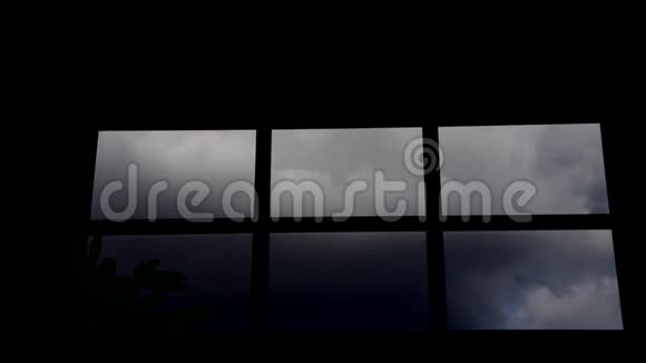 穿过厨房窗户的云层的时间流逝视频的预览图