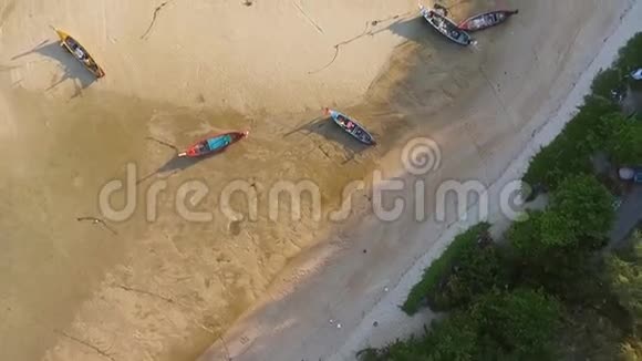 泰国普吉岛Rawai海滩低潮时长尾船在低水中航行高清顶部鸟瞰图视频的预览图