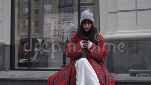 时尚女性使用她的智能手机视频的预览图