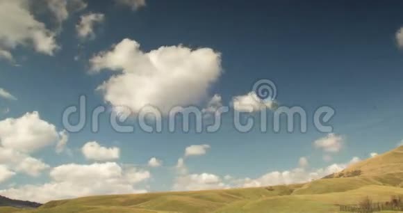 群山之上乌云密布绿草如茵视频的预览图