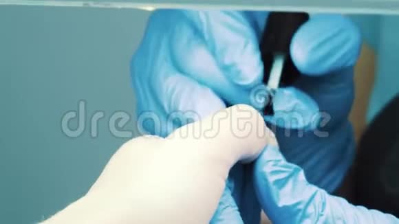 美甲师用指甲油涂在美容院的拇指指甲上视频的预览图