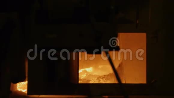 玻璃熔炼炉内景特写视频的预览图