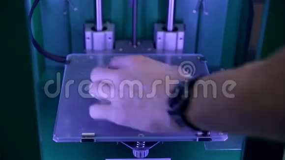 人展示一个物品打印在现代3D打印机上视频的预览图