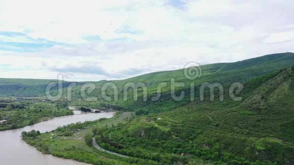 鸟瞰格鲁吉亚的河流和青山视频的预览图