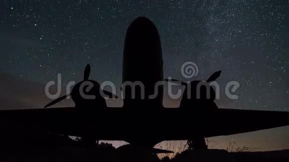 星空翻转老式军用飞机时间流逝有银河系的夜空4UHDK视频的预览图