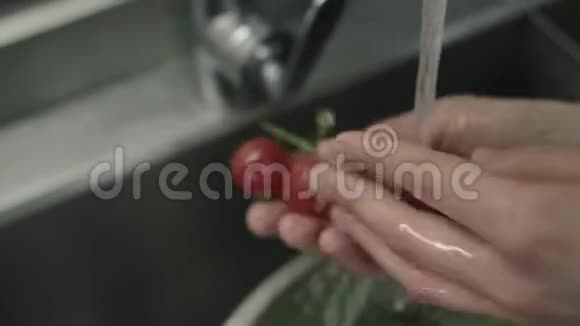 女人在流水下洗织女星视频的预览图