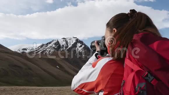 女人拍摄山峰视频的预览图