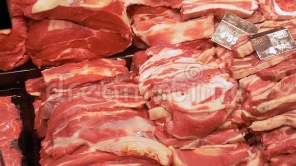 新鲜生肉与价格标签托盘在市场柜台在拉博奎利亚巴塞罗那西班牙视频的预览图