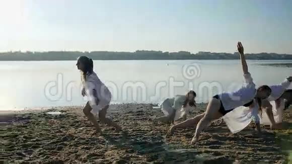 在湖边沙滩上做体操的女孩视频的预览图