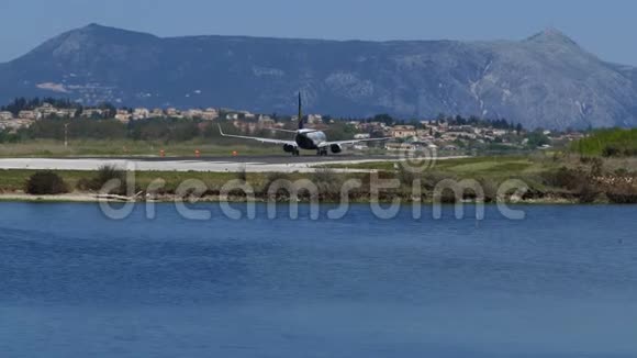 希腊科孚岛机场起飞的现代客机视频的预览图