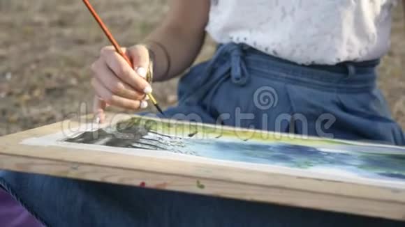 迷人的女人在公园画了一幅美丽的风景视频的预览图