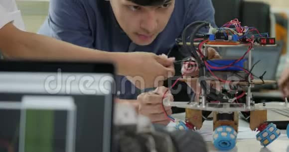 电子工程师团队一起工作合作建造机器人视频的预览图