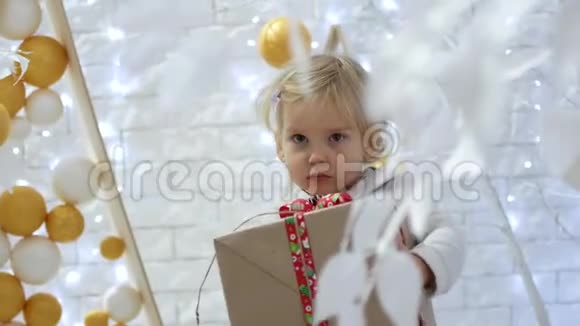 小女孩和圣诞礼物家庭价值观视频的预览图