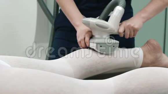 女性按摩师做LPG按摩的特写视频的预览图