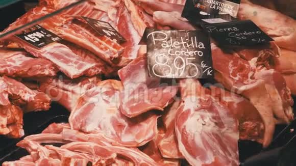 新鲜生肉与价格标签托盘在市场柜台在拉博奎利亚巴塞罗那西班牙视频的预览图
