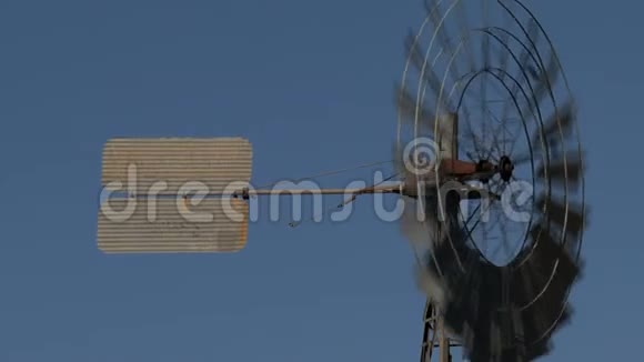 澳大利亚爱丽丝斯普林斯的旧风车视频的预览图