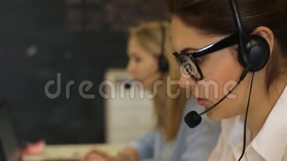 女客服工作者呼叫中心微笑接线员视频的预览图